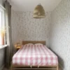 tapeet-sandberg-s10135_interior1-400x600-1.webp S10135 Iris Powder Pink